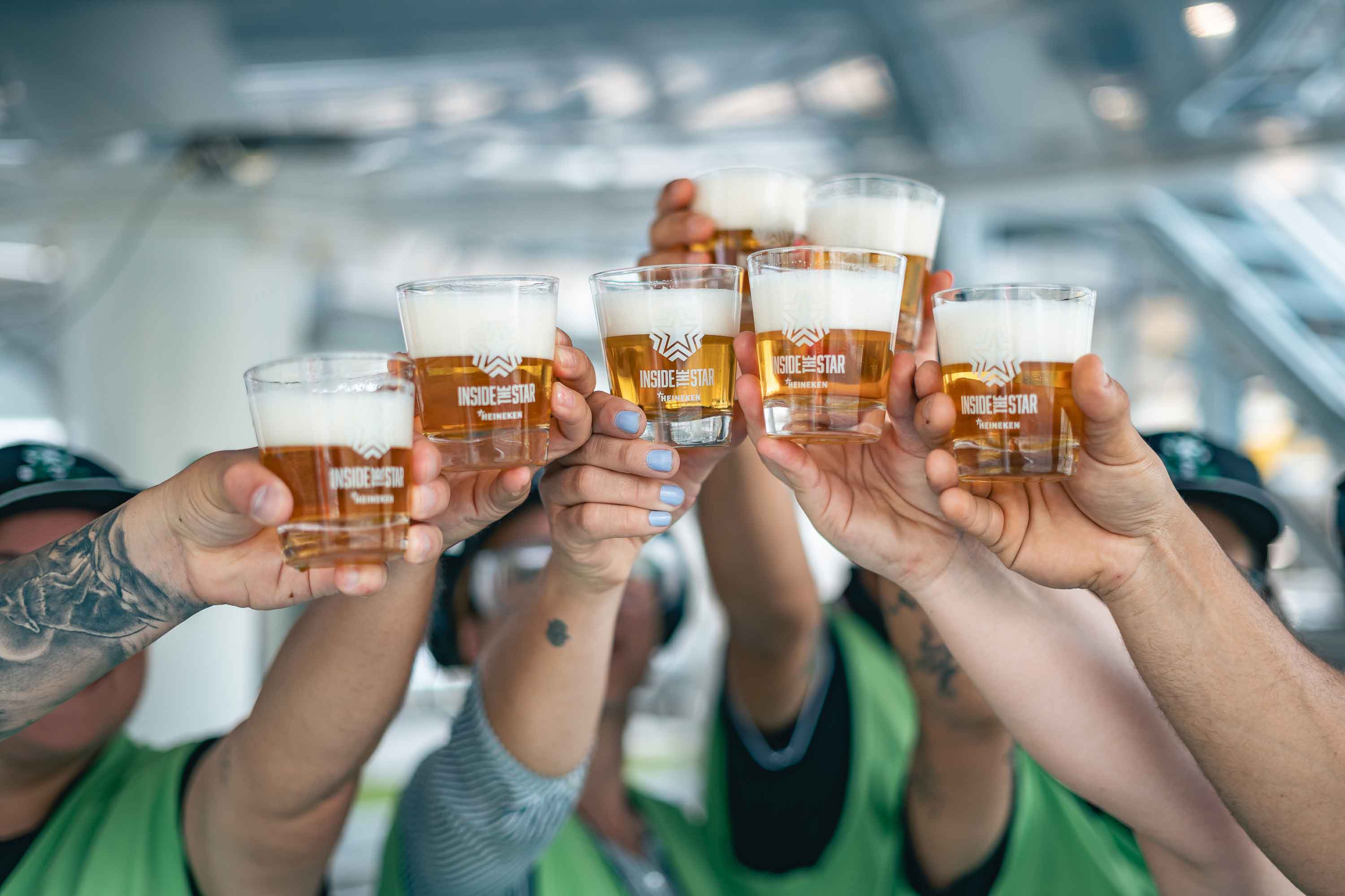 Grupo brinde de cerveja