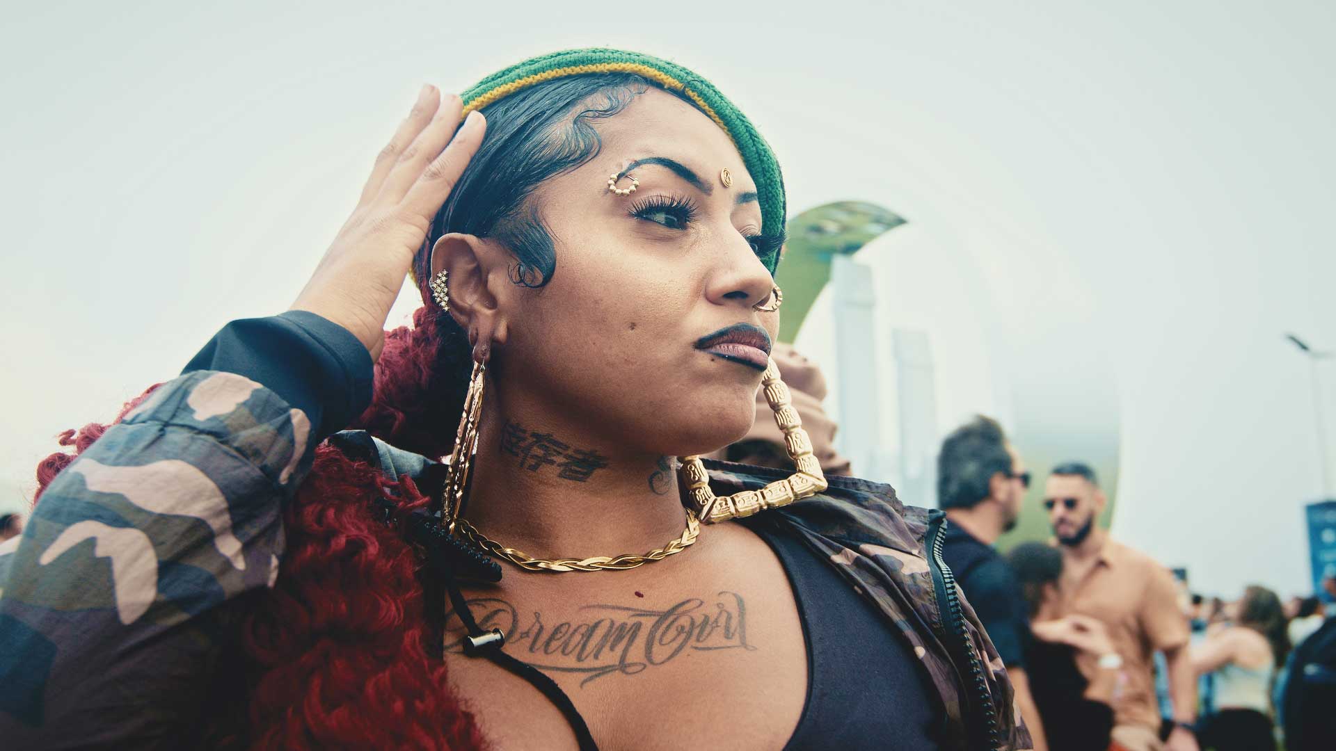 Mulher com adereços em um festival