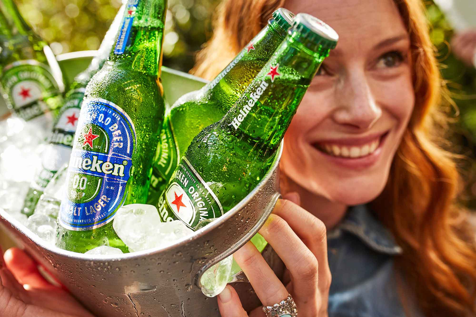 Mulher segurando balde de Heineken